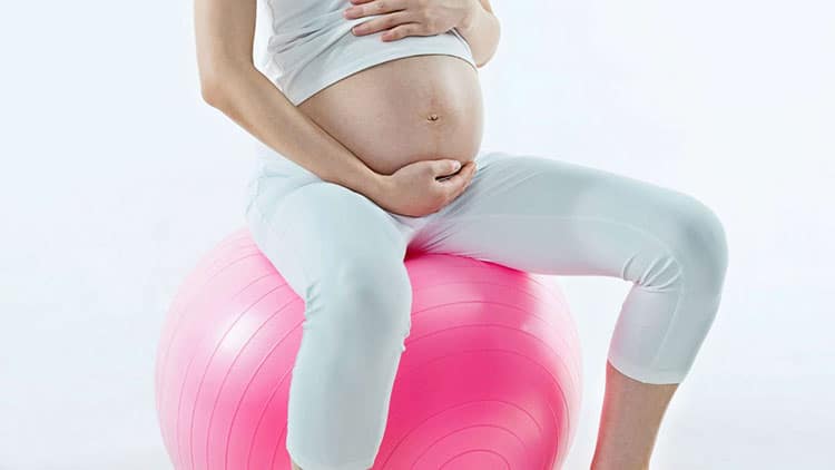 ورزش-با-توپ-در-ماه-اخر-بارداری